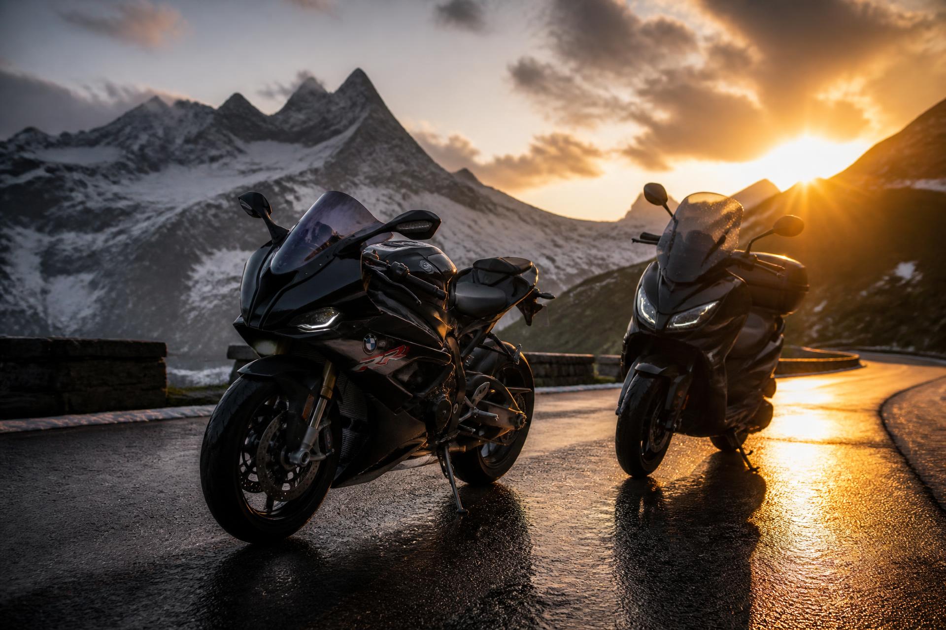 Moto et scooter sur une route de montagne des Alpes au coucher du soleil